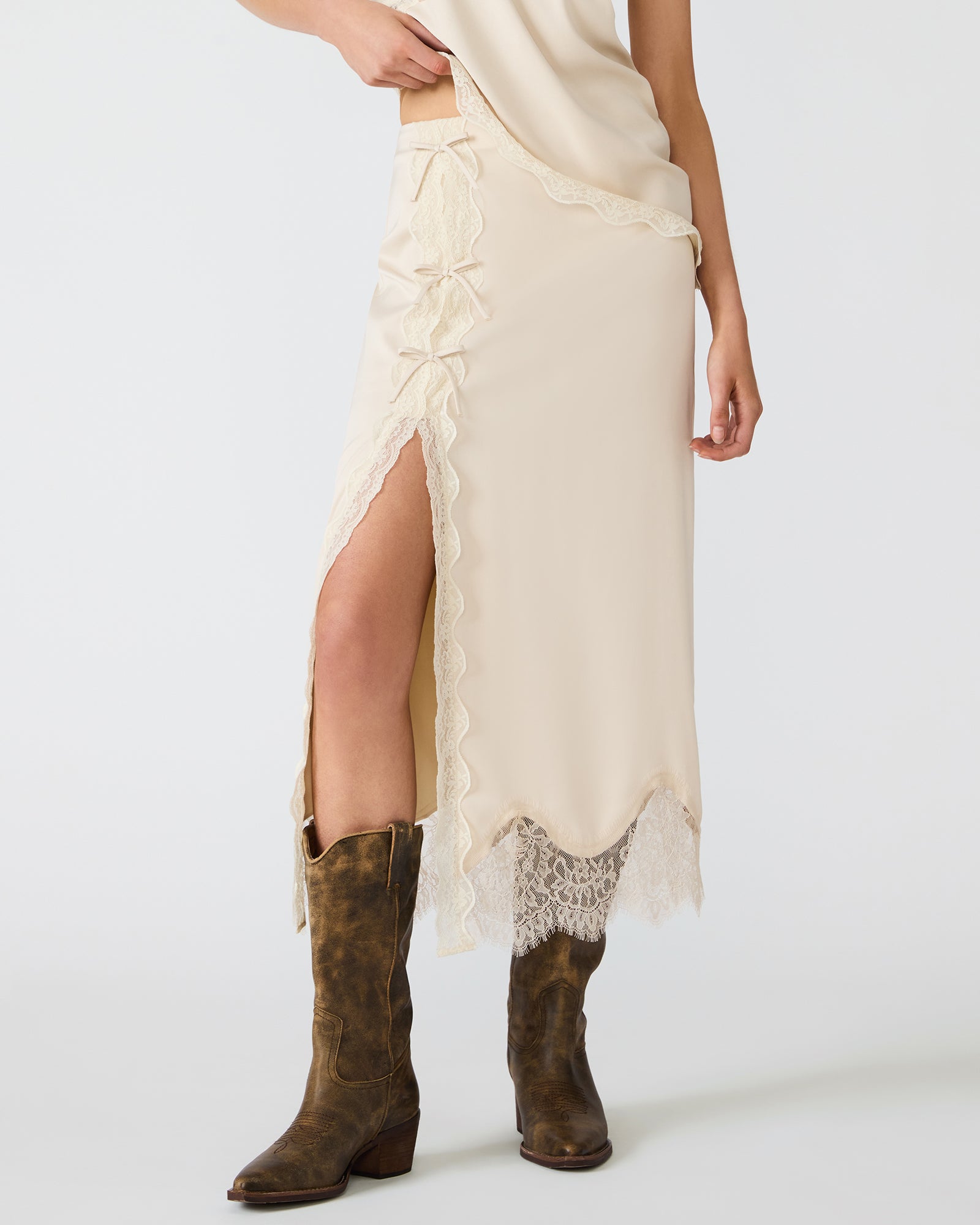 cavori Furin Skirt クリーム LISSANDRA Ivory Lace Slit Bow Detail Midi Skirt | Women's Designer